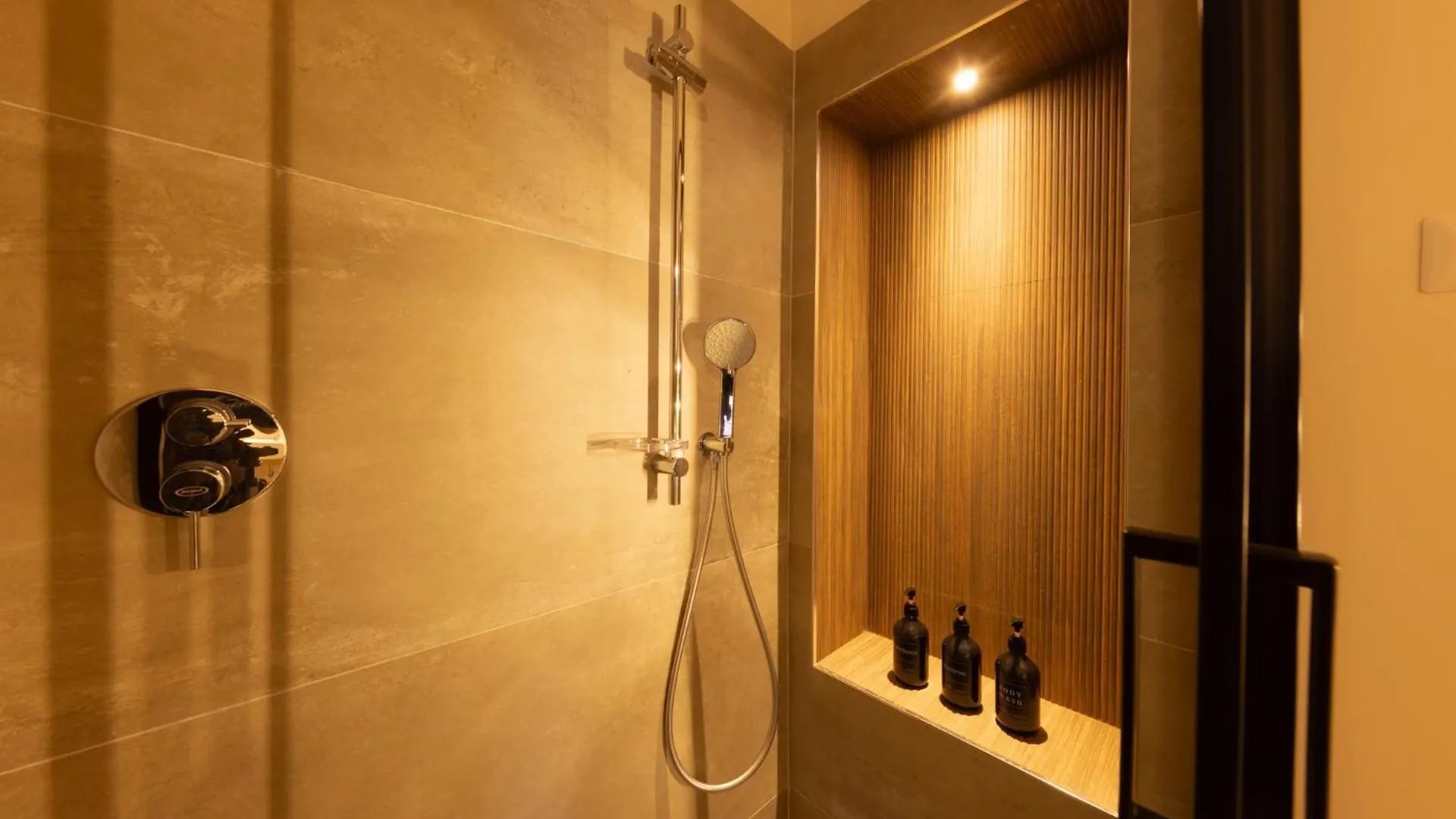 Bilocale Chic In Tropical Villa A Due Passi Da Stazione Centrale Milan Apartment