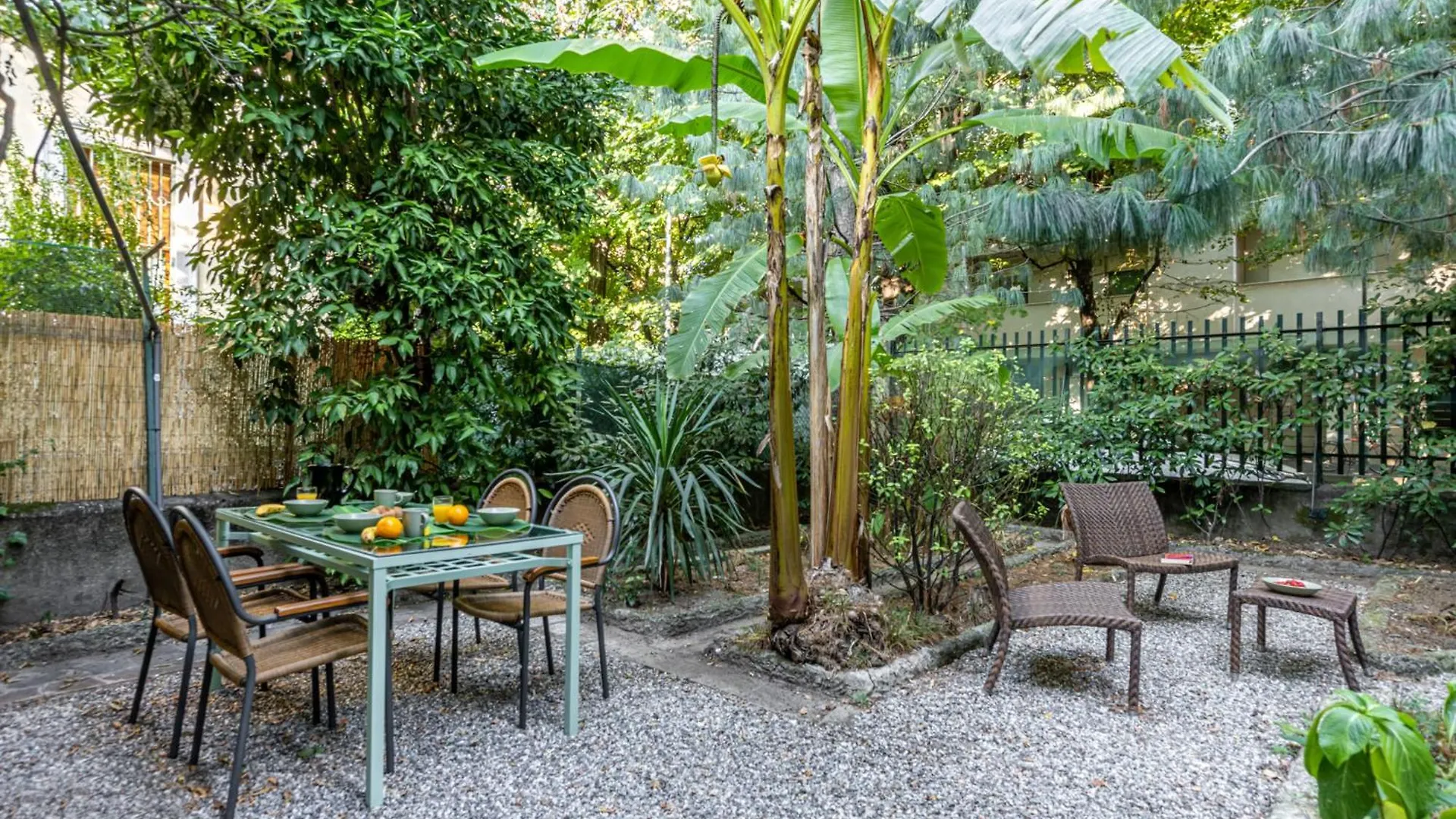 Bilocale Chic In Tropical Villa A Due Passi Da Stazione Centrale Milan Apartment