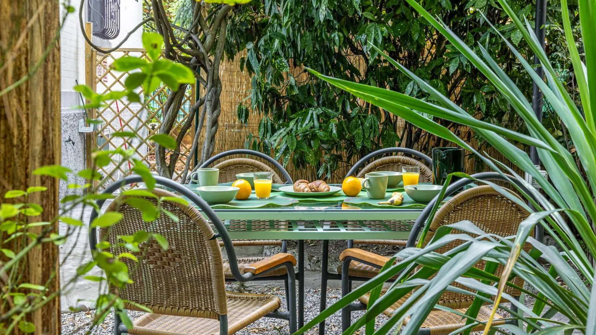 Apartment Bilocale Chic In Tropical Villa A Due Passi Da Stazione Centrale Milan