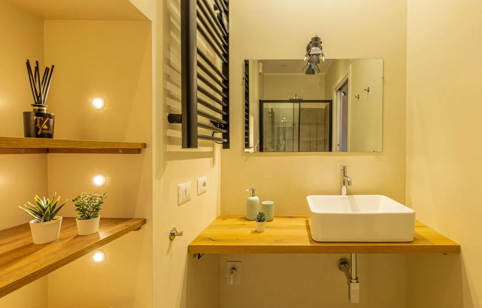 Apartment Bilocale Chic In Tropical Villa A Due Passi Da Stazione Centrale Milan