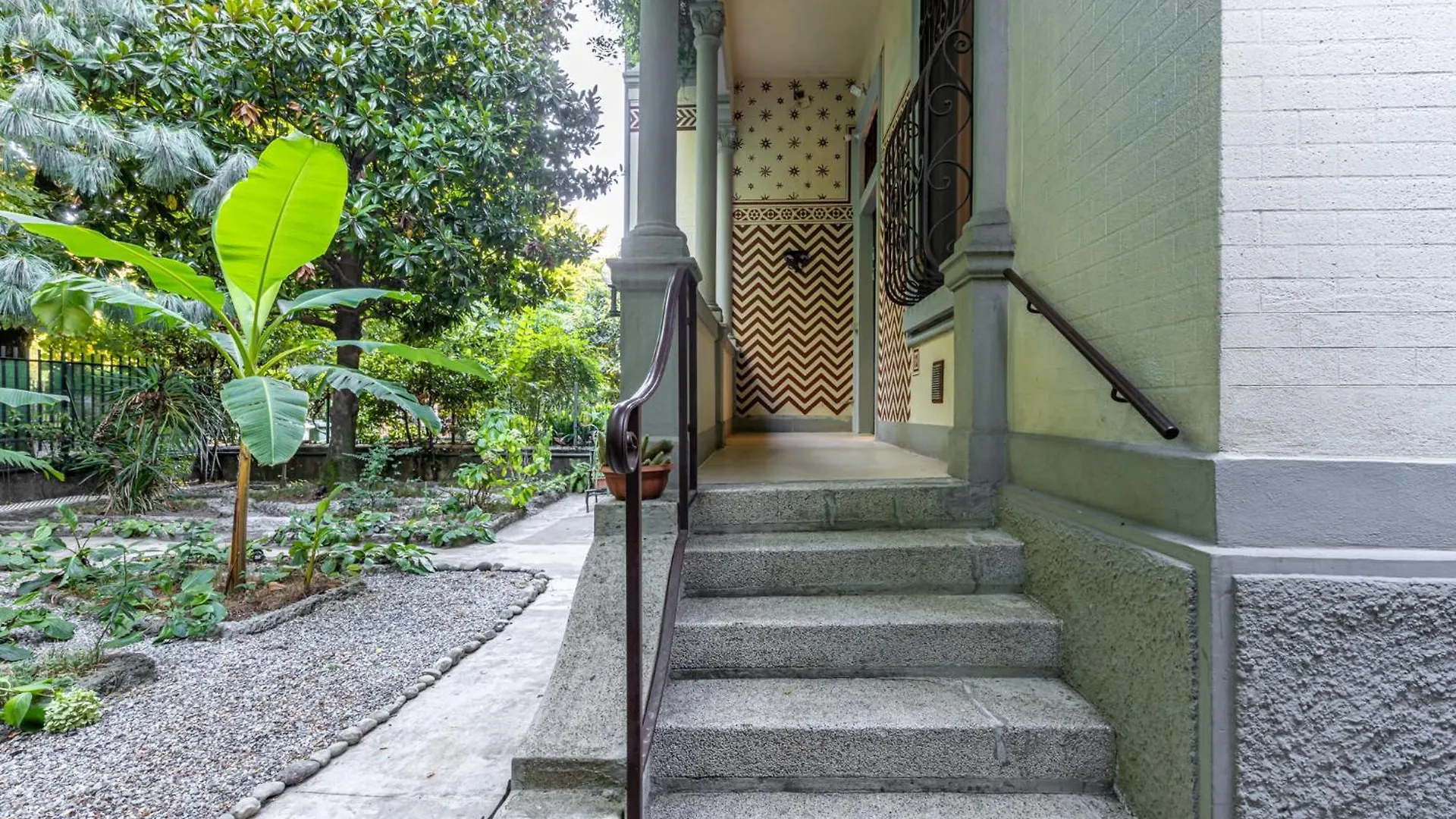 Bilocale Chic In Tropical Villa A Due Passi Da Stazione Centrale Milan Apartment