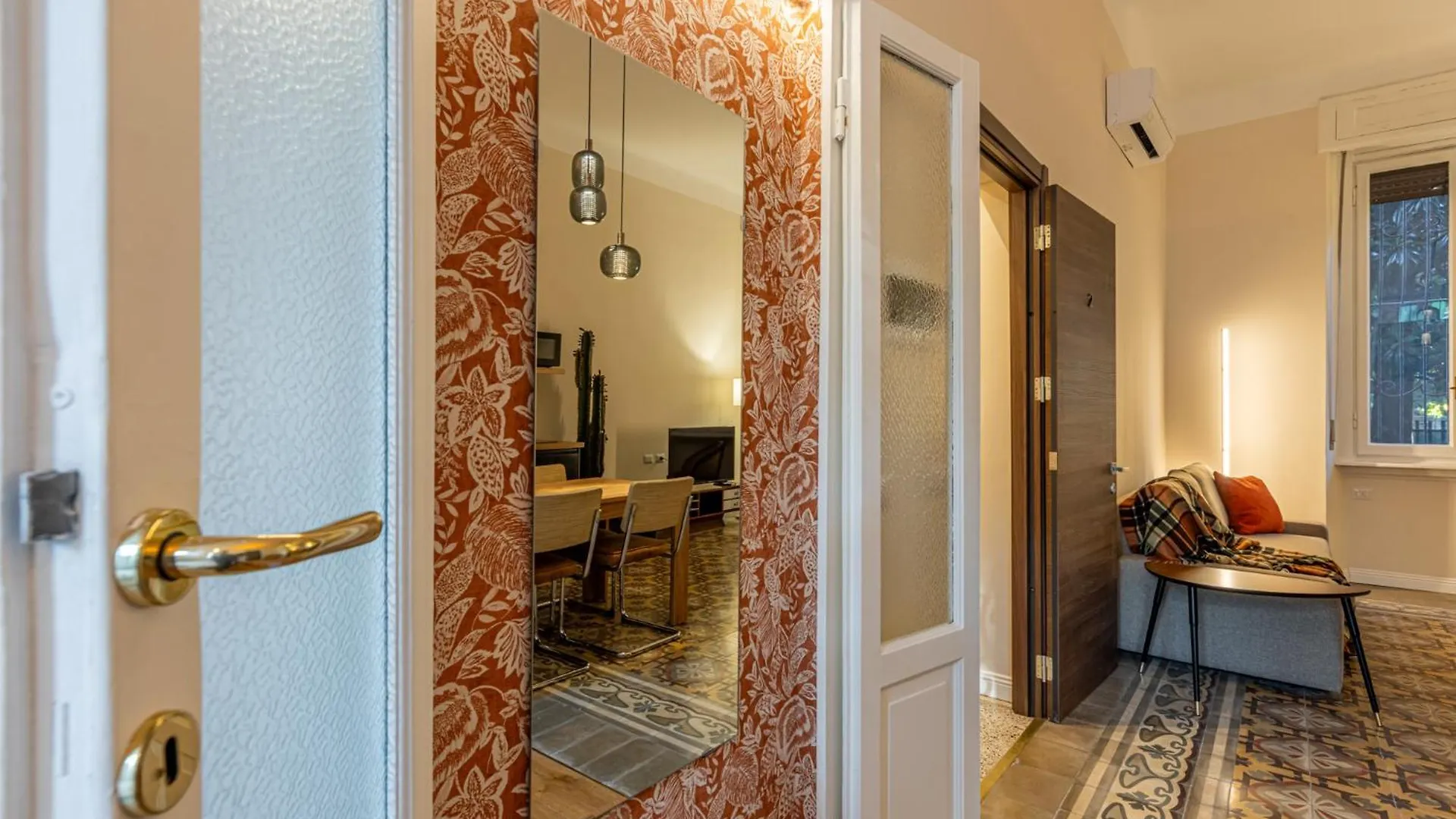 Bilocale Chic In Tropical Villa A Due Passi Da Stazione Centrale Milan Apartment